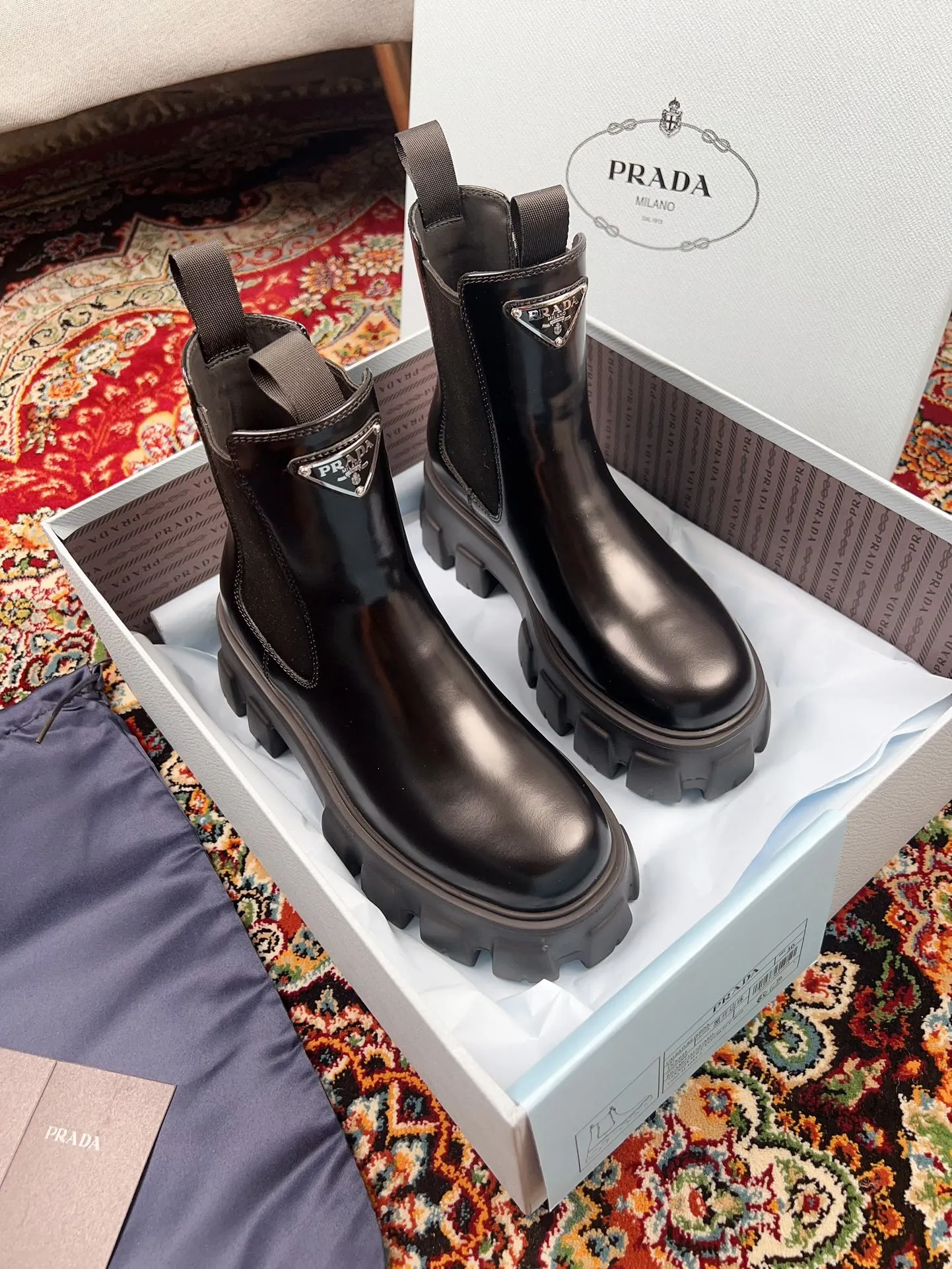 Factory direct sales p560🐘🐘Women's shoes Women's clothing Factory direct sales pRADA Prada platform platform thick-soled pocket triangle logo couple boots Original 1:1 customization, many Internet celebrities have used it, these shoes, cowhide color matching, injection molded triangle letters luogo craftsmanship, very popular this year, can be worn for leisure and sports... ❶Fabric: Customized open edge beads ➕Injection molded triangle logo ❷Inner lining: Customized cowhide ❸Feet: customized cowhide ❹Outsole: original molded foam combination outsole ❺Sole thickness: 6cm ❻Number of sizes: women's 35-40